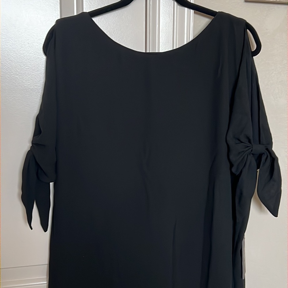Vince Camuto cold shoulder crepe dress - Picture 2 of 5